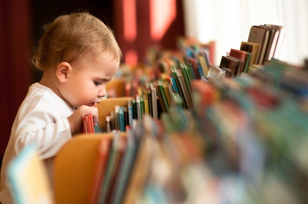 Jongen bladert boeken 1